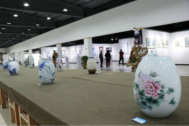 墨韻贛鄱，藝連兩地——景德鎮(zhèn)陶瓷大學(xué)客座教授鄭海鷗率我市書畫家赴贛開展書畫交流